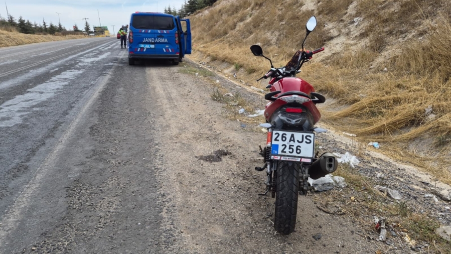 Tekeri kilitlenen motosikletten düşen sürücü yaralandı